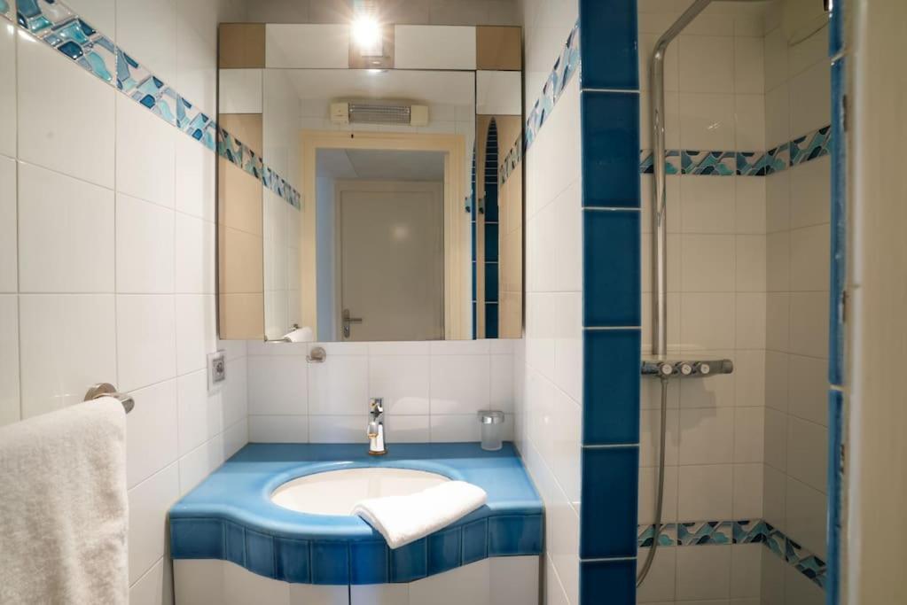 Diamant Bleu Et Piscine