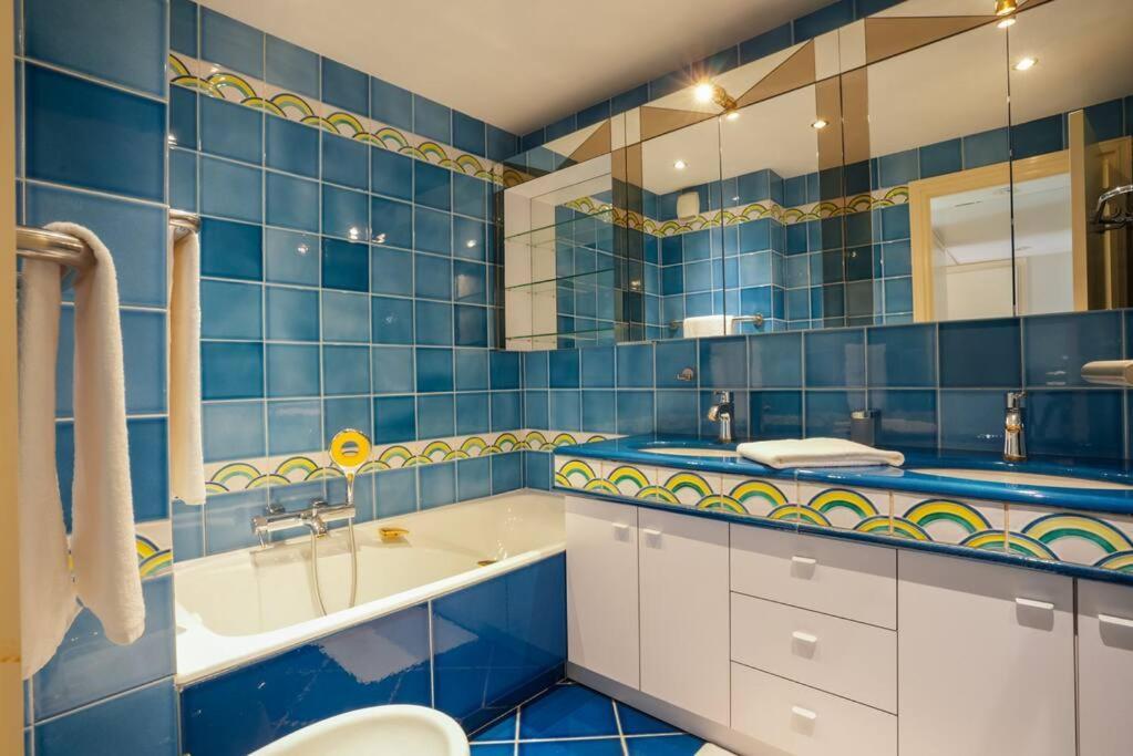 Diamant Bleu Et Piscine