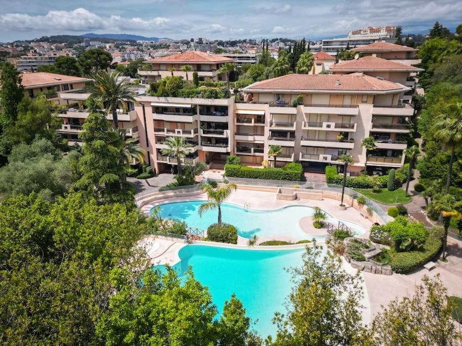 Diamant Bleu Et Piscine * Cannes